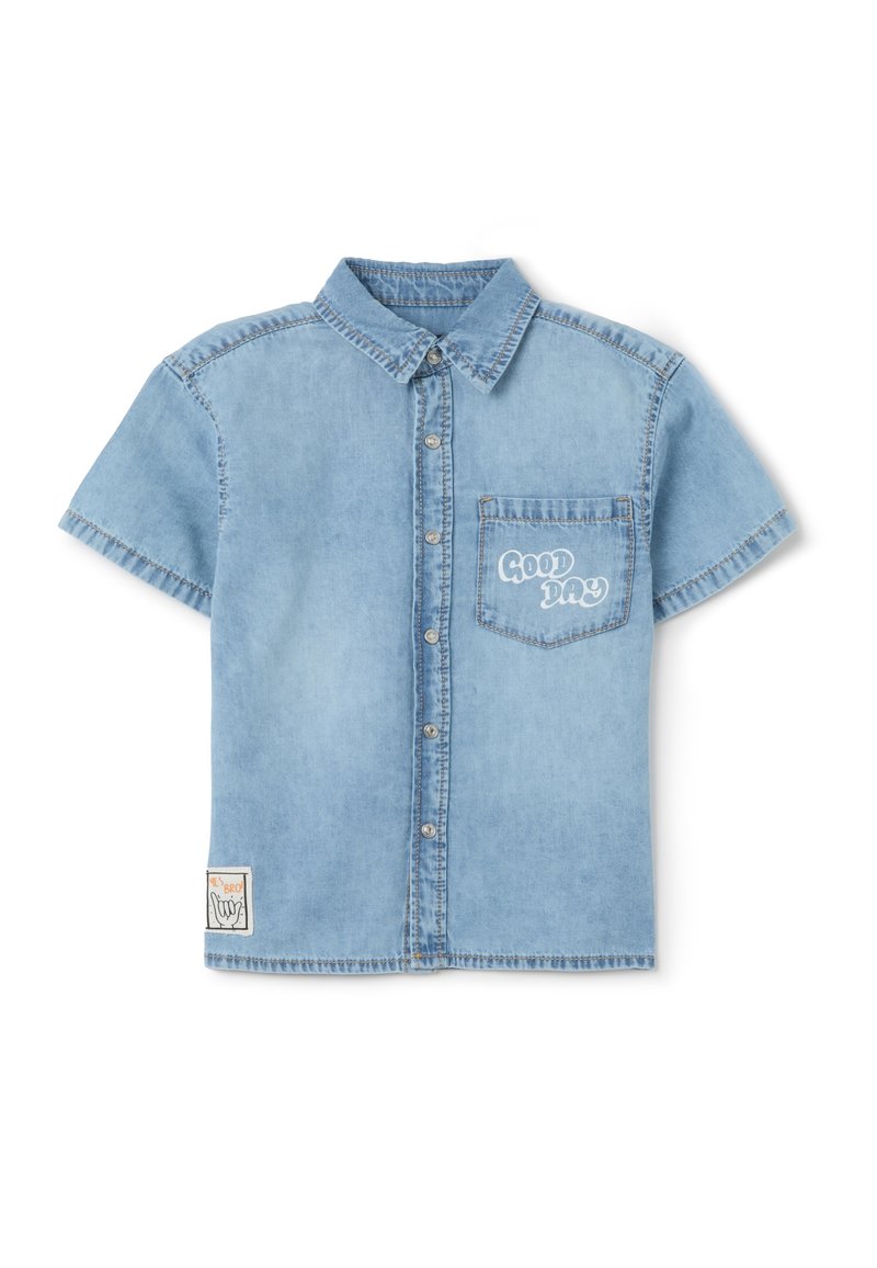 Lichtblauwe denim overhemd met korte mouwen, voorzien van een knoopsluiting aan de voorkant, een borstzak met de tekst "Good Day" en een zijlabel detail.