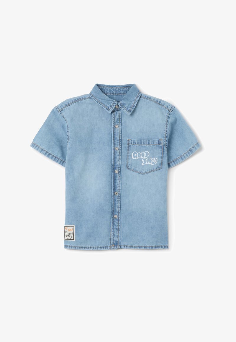 Lichtblauwe denim overhemd met korte mouwen, voorzien van een knoopsluiting aan de voorkant, een borstzak met de tekst "Good Day" en een zijlabel detail.