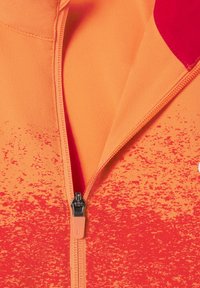 Giacca arancione con zip, con un motivo a gradiente che sfuma da un colore solido a una tonalità più chiara, dotata di una zip nera prominente e dettagli rossi.