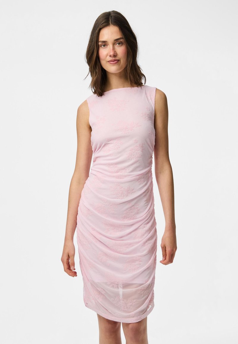 Rožinė be rankovių suknelė su gėlių tekstūra, turinti prigludusią siluetą ir surinktą dekorą šone, suteikiantį papildomą dimensiją.