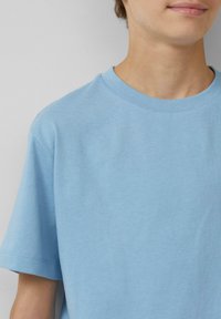 Lichtblauwe katoenen t-shirt met korte mouwen, een ribbelboord ronde hals en een gladde textuur. Geen zichtbare patronen of graphics.