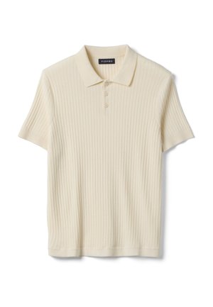 Cremefarbenes, geripptes Poloshirt mit kurzen Ärmeln, drei Knöpfen und umgelegtem Kragen, flach auf einem weißen Hintergrund liegend.