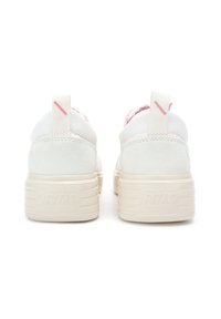 Białe sneakersy z różowymi akcentami, z teksturowanym panelem z zamszu, okrągłym czubkiem i ryflowaną gumową podeszwą. Logo wytłoczone na obcasie.