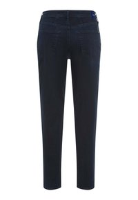 Mørk denim jeans med lige ben, der har baglommer og en glat tekstur. Taljen inkluderer et logomærke.