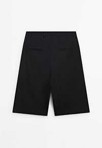Pantaloni corti neri realizzati in un tessuto liscio, con una parte anteriore piatta, tasche laterali e due tasche posteriori. Progettati con un taglio dritto.