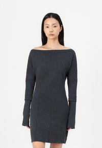 Šaty s odhalenými rameny v tmavě šedé barvě, dlouhé rukávy, s přiléhavým střihem, vyrobené z měkké bavlny, bezešvý design a minimalistický styl.
