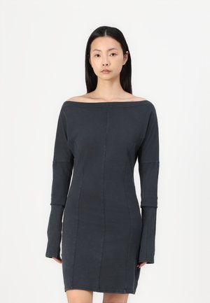 Off-shoulder kjole i mørkegrå, lange ermer med tettsittende silhuett, mykt bomullsmateriale, sømløst design og minimalistisk stil.
