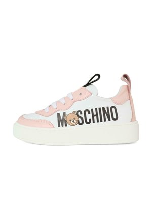 Witte leren sneaker met roze accenten en een dikke witte zool. Beschikt over het "MOSCHINO" logo en een berenafbeelding. Vetersluiting en treklep.
