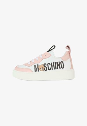 Sneakers en cuir blanc avec des accents roses et une épaisse semelle blanche. Présente le logo "MOSCHINO" et un graphique d'ours. Fermeture à lacets et languette de traction.