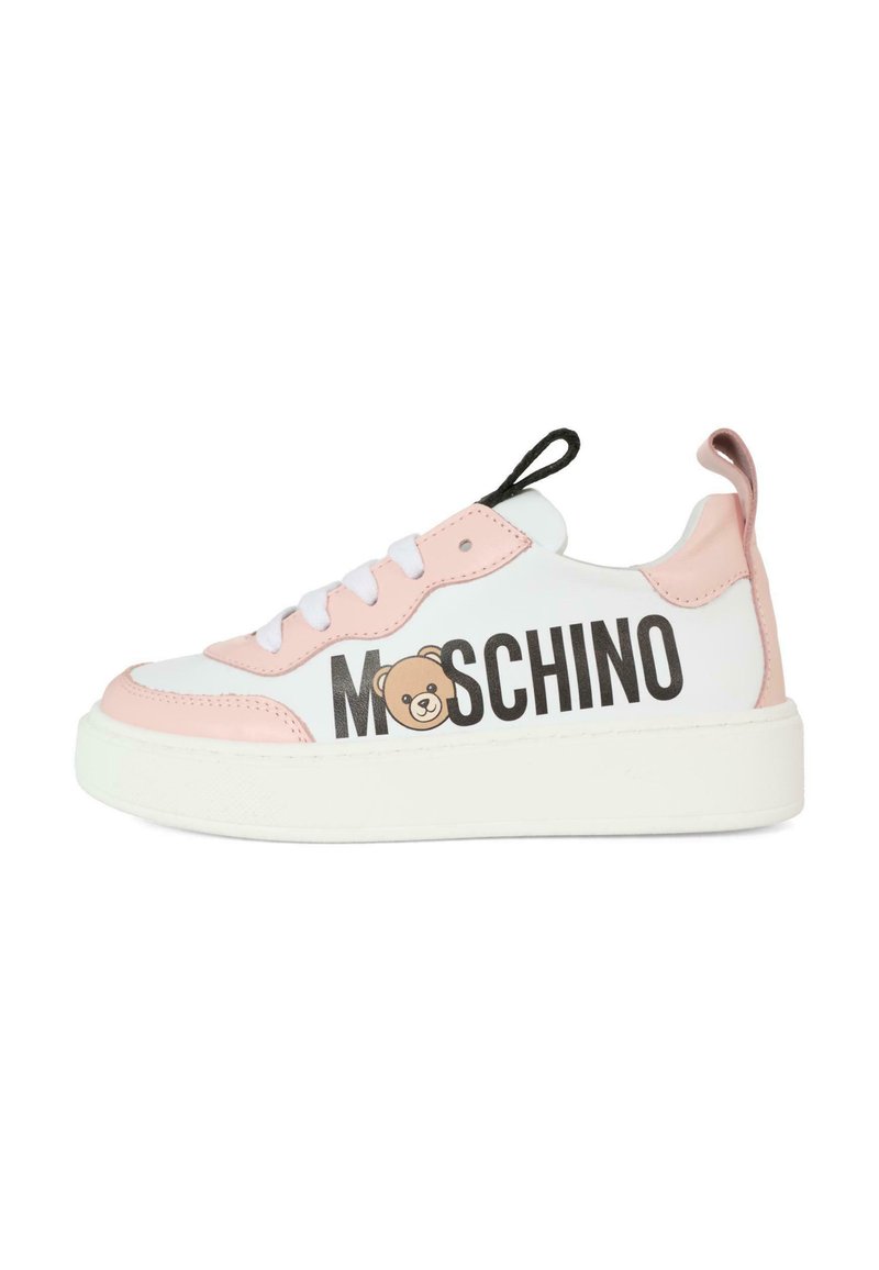 Sneaker bianca in pelle con accenti rosa e suola spessa bianca. Caratterizzata dal logo "MOSCHINO" e da un grafico di orsetto. Chiusura con lacci e tab di apertura.