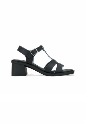 Sandalia negra de tiras con tacón cuadrado, fabricada con material sintético, diseño de punta abierta, correa en el tobillo ajustable y sutiles acentos en azul.