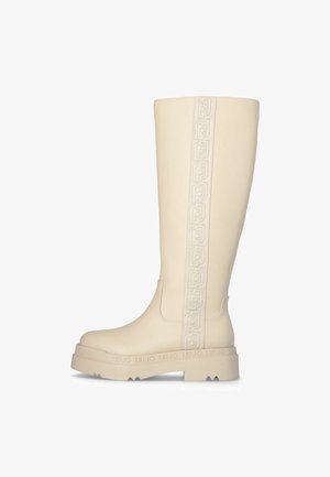 Stivali color crema al ginocchio con texture liscia, una suola spessa e un dettaglio con logo impresso lungo il lato.