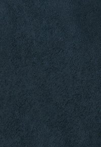 Tissu en daim bleu marine foncé avec une surface douce et texturée ; distribution de couleur uniforme avec des nuances légèrement variées.