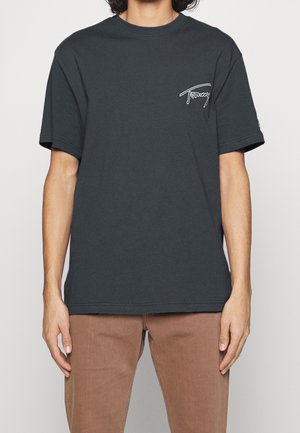 T-shirt en coton gris foncé à manches courtes, doté d'un logo blanc brodé sur le côté gauche de la poitrine, coupe décontractée et col rond.