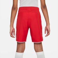 Rote Sportshorts mit einem elastischen Bund, die weiße Akzente und einen glatten, feuchtigkeitsableitenden Stoff aufweisen. Seitentaschen sind enthalten.