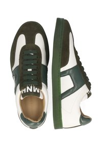 Zapatillas de piel y ante en verde y blanco con diseño de cordones, lengüeta acolchada y suela de goma verde con la marca en la lengüeta.