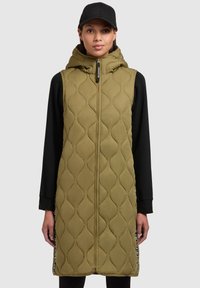 Gilet lungo imbottito verde oliva con cappuccio, zip frontale e dettagli laterali, realizzato in tessuto morbido e con un motivo testurizzato.