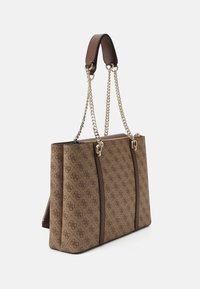 Sac fourre-tout marron à motifs avec des anses épaules en chaîne dorée et un tissu texturé. Présente une forme structurée et des accents en cuir marron.