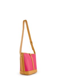 Roze leren handtas met een tan strap en basis. Gladde textuur, rechthoekige vorm, met een centrale scheiding en zijdetail.