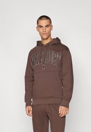 Sweat à capuche brun avec un cordon de serrage et une poche kangourou. Présente le logo "NIKECOURT" dans une couleur contrastante. Tissu doux, coupe décontractée.