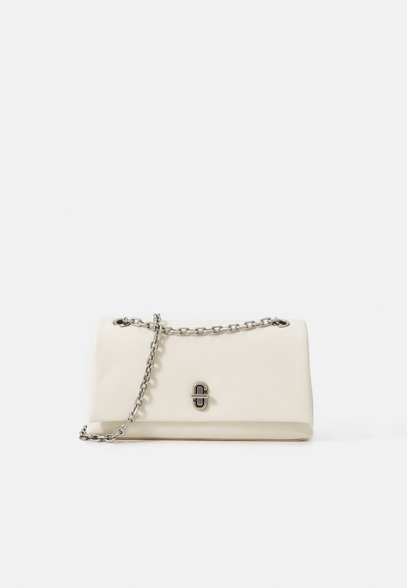 Bolsa de couro branco com uma alça de corrente prateada e um fecho distinto na parte da frente. Textura suave e forma retangular com bordas arredondadas.