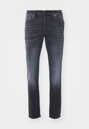 Jean en denim gris foncé avec un design classique à jambe droite, featuring des poches avant, une fermeture éclair avec bouton et un léger dégradé.