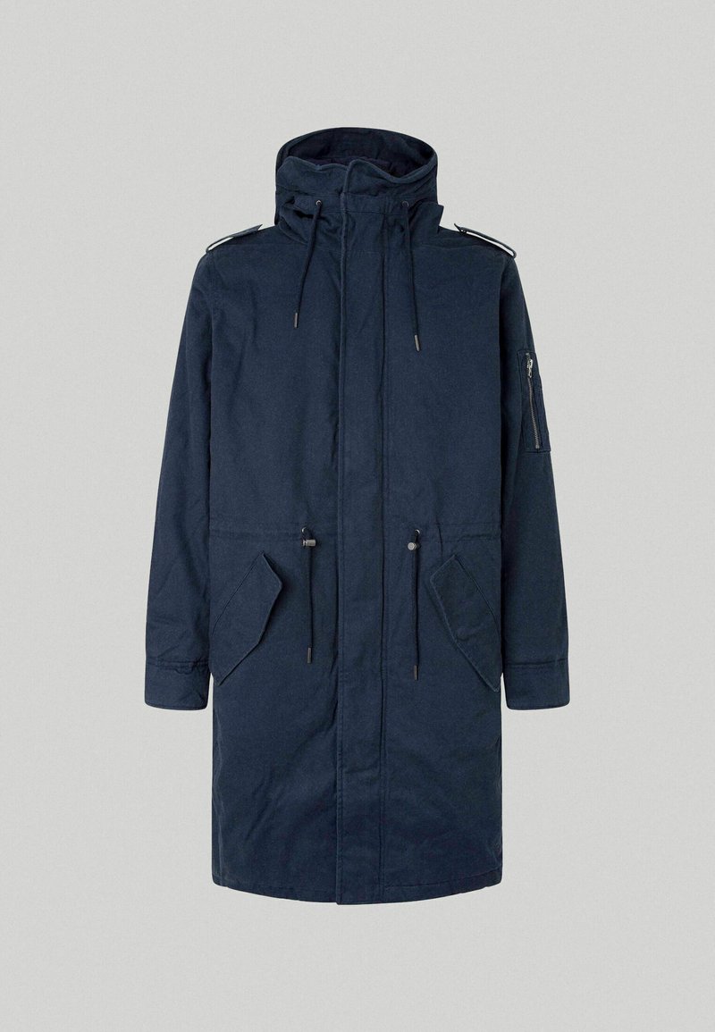 Parka blu navy con colletto alto, cappuccio regolabile con coulisse, tasche frontali e tasca con zip sulla manica. Realizzata in tessuto resistente.