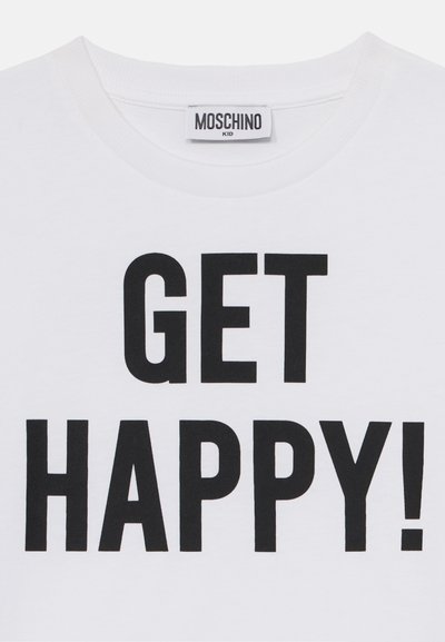 Vit bomull t-shirt med fet svart text som säger "BLI GLAD!" Placerad tydligt i mitten, med design av rund hals.