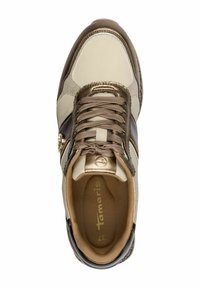 Sneaker beige e marrone con colletto imbottito, upper in suede testurizzato e pelle sintetica, e dettagli in bronzo. Presenta una punta rotonda e un sistema di allacciatura distintivo.