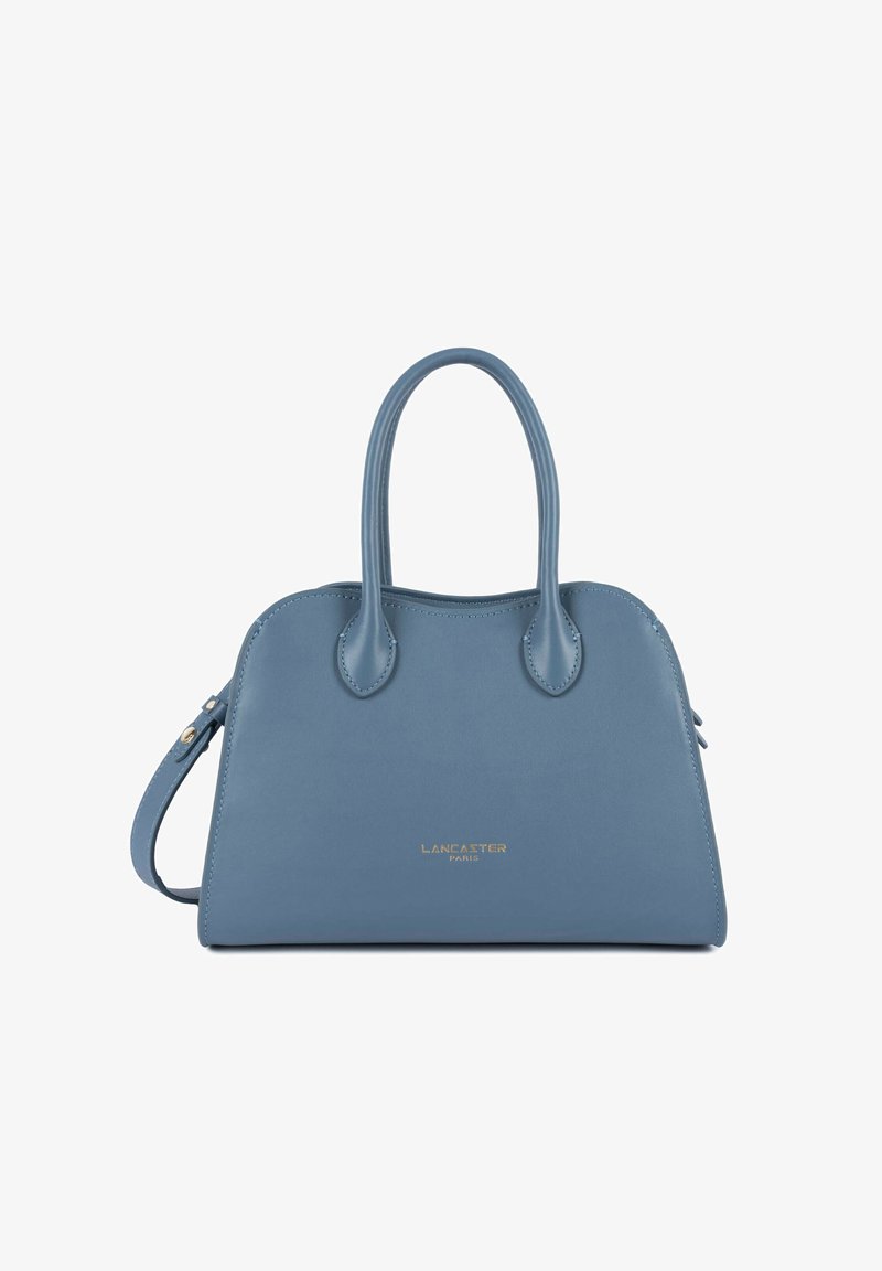 Sac à main Lancaster Paris en cuir bleu avec doubles poignées, forme incurvée élégante et bandoulière amovible sur fond blanc.