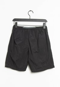 Svarta shorts i lättviktig tyg, med resårmidja, lös passform och en slät textur. Hänger från en svart plastgalge.