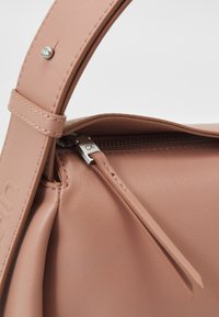 Calvin Klein GRACIE SHOULDER BAG - Kabelka - ash rose