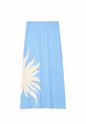 Φόρεμα μακρύ γαλάζιο με μεγάλο λευκό γραφικό ήλιου στην αριστερή πλευρά, με ελαστική μέση και ίσια γραμμή.