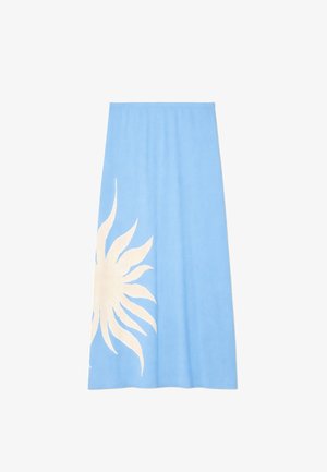 Φόρεμα μακρύ γαλάζιο με μεγάλο λευκό γραφικό ήλιου στην αριστερή πλευρά, με ελαστική μέση και ίσια γραμμή.