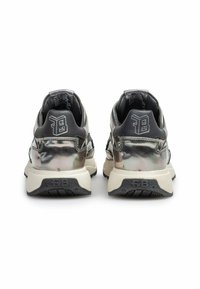 Metaliczne srebrne sneakersy z czarnymi akcentami, teksturowanym tyłem, detalem z logo, wyściełanym kołnierzem i białą podeszwą z wzorzystym bieżnikiem.
