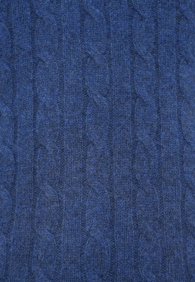 Mély tengerészkék színű kötött szövet, amely összefonódott kötelek texturált mintáját és puha, bolyhos megjelenését mutatja.