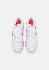 Nike Sportswear DUNK RETRO - Sneakers basse - white/picante red