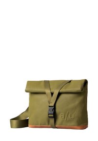 Olivgrüne Umhängetasche mit umklappbarem Deckel, verstellbarem Gurt, Kunststoffschnalle und Lederbasis in Beige. Mit eingeprägtem Logo an der Seite.