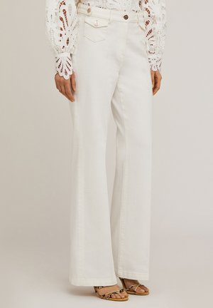 Pantalons larges blancs en coton, avec des poches avant et des accents de boutons. Texture lisse, avec une coupe décontractée et une silhouette droite.