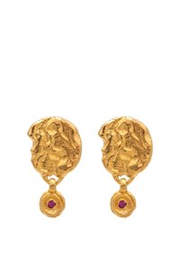 Guldörhängen med texturerade myntformade toppar som har en röd ädelsten som accent, som visar en unik, vintage-inspirerad design.