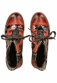 Due scarpe alte con punta in pelle rossa e lati con motivo floreale nero. Presentano lacci marroni e hardware metallico decorativo.