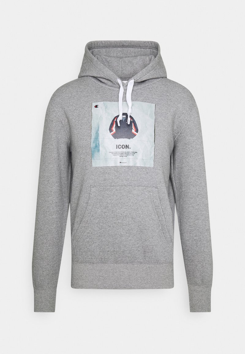 Felpa grigia con tasca frontale, caratterizzata da un'etichetta grafica stampata che include la parola "ICON." Laccetti bianchi e polsini a coste.