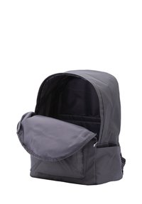 Grijze stoffen rugzak met een gestructureerde vorm, klep sluiting en een groot hoofdvak. Soepele textuur met een subtiele glans.