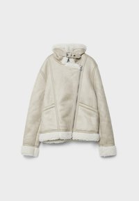 Béžová bunda ze střižené kožešiny s vysokým límcem, vybavená bočním zipem, manžetami s fleecovou podšívkou a šikmým prošíváním. Hladká textura, teplý design.