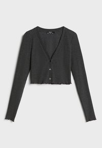 Mörkgrå ribbad kort cardigan med långa ärmar, V-ringning, två framknappar och l ätt volangdetalj i kanterna.