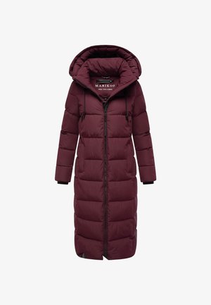 Manteau long matelassé bordeaux avec capuche, présentant une fermeture éclair à l'avant, des cordons de serrage réglables et des poignets côtelés. Texture de tissu lisse avec des détails cousus.