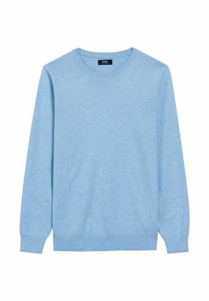 Jasnoniebieski sweter z okrągłym dekoltem wykonany z miękkiego materiału. Posiada długie rękawy, ściągacze przy mankietach oraz małe logo na klatce piersiowej.