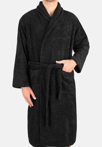 Schwarzer Fleece-Bademantel mit Schalkragen, langen Ärmeln, Gürtel zum Binden und seitlichen Taschen, mit einer weichen Textur und knielanger Länge.