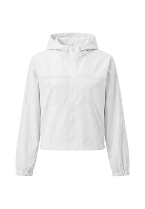 Giacca bianca con cappuccio e cerniera, maniche lunghe, polsini elastici, tasche frontali e cuciture decorative sul petto e sulle maniche.