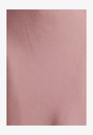 Tessuto rosa pallido con una superficie liscia e una leggera lucentezza, caratterizzato da pieghe sottili e un aspetto uniforme.